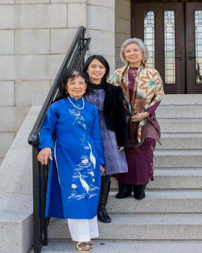 two sisters of the late Sue Nguyen, Ms. Bich Thi Nguyen (in blue) and Mrs Nancy Lee, with (center) her daughter, Ms. Glenda Lee